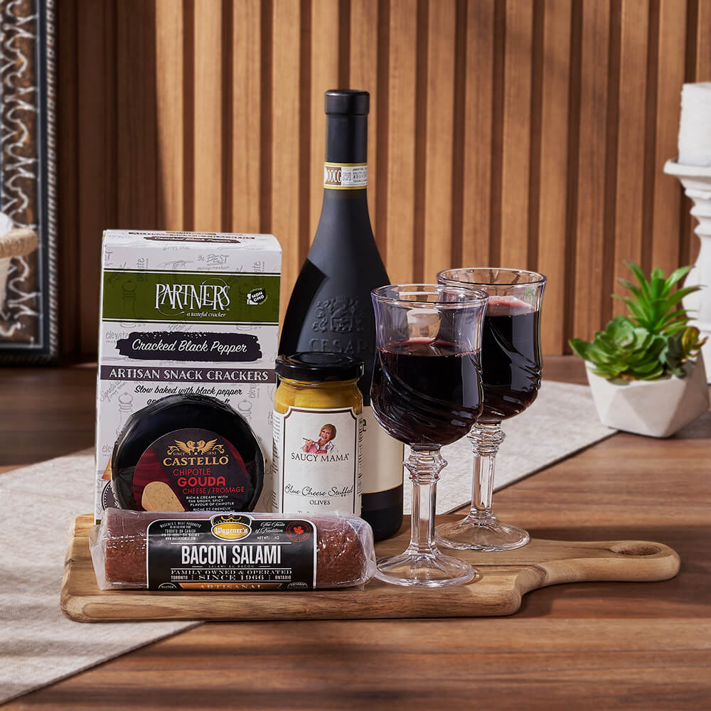 Wine Basket with Blue Cheese Olives – how the gift is presented