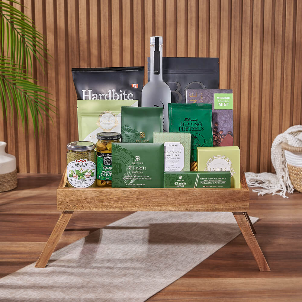 Luxury Liquor Gift Basket with Snacks – how the gift is presented
