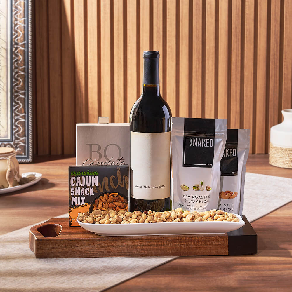 Refined Wine Basket with Acacia Board – how the gift is presented