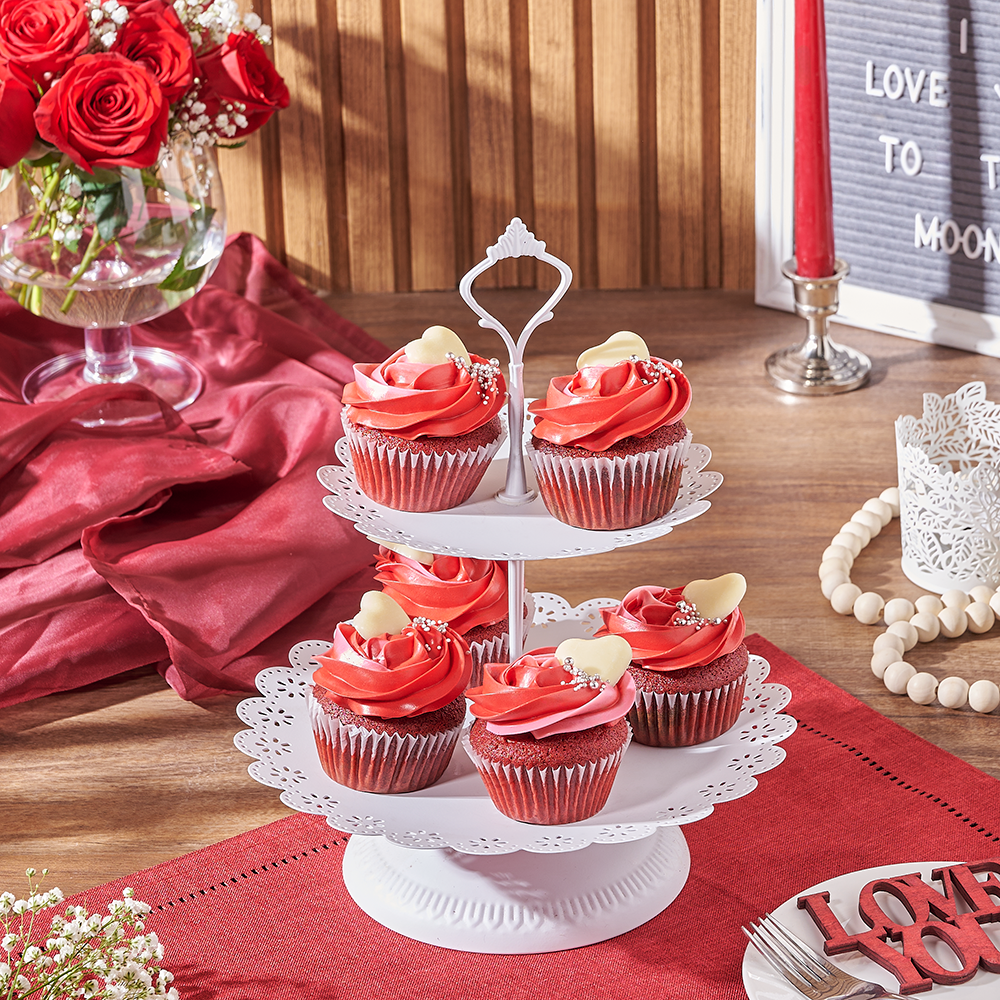 Six Red Velvet Cupcakes with White Chocolate Hearts for Valentine's Day – how the gift is presented