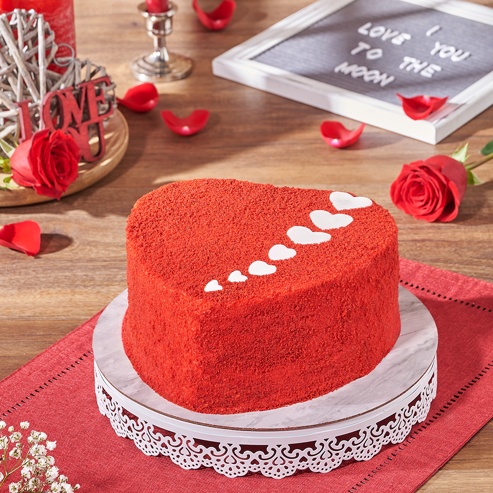 White Chocolate Heart Valentine's Cake – how the gift is presented