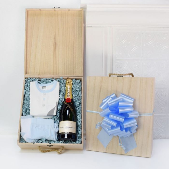 Champagne Celebration Gift with Baby Boy Socks in Pine Box – how the gift is presented