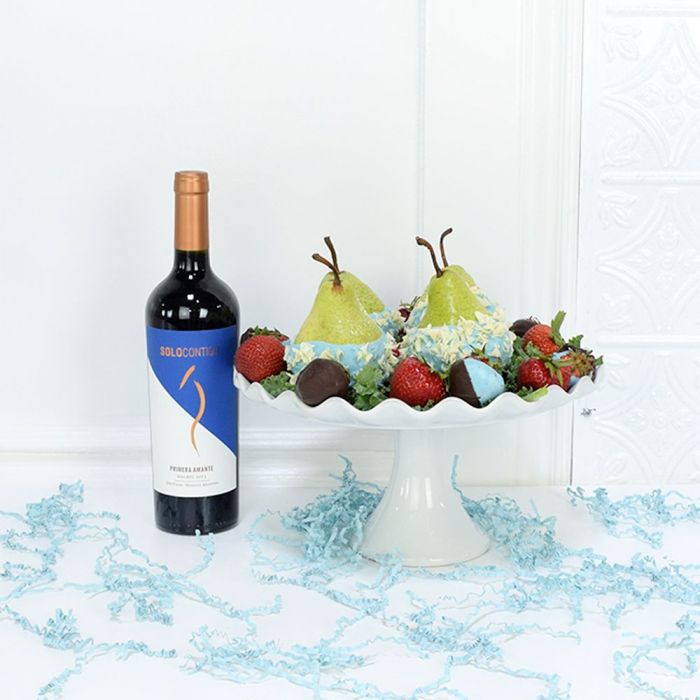 New Baby Celebration Wine Gift Set with Chocolate-Dipped Strawberries and Pears – how the gift is presented