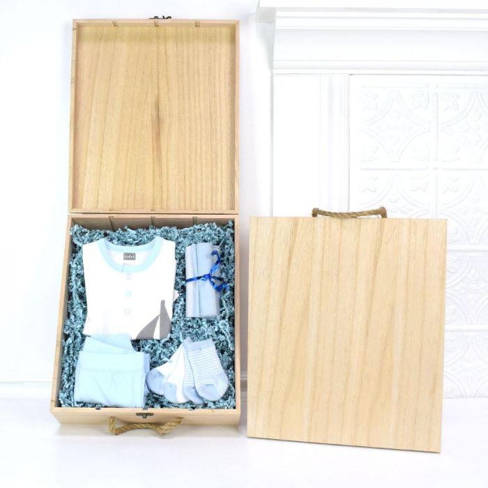 Classic Baby Boy Clothing and Accessories Gift Set – how the gift is presented