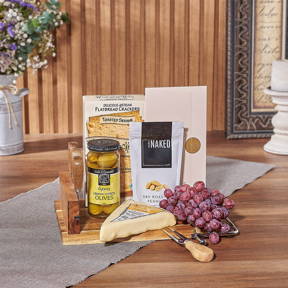 Cheese Board Basket with Acacia Wood – how the gift is presented