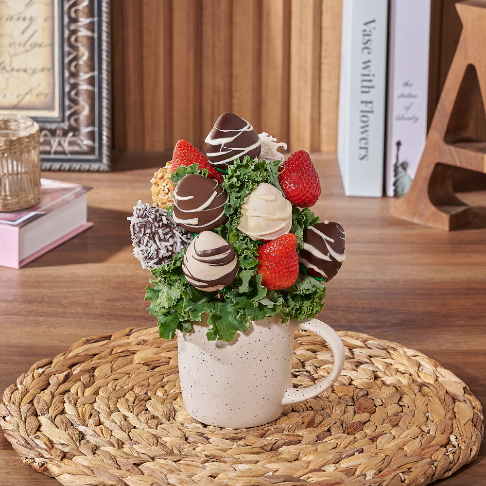 Cream Mug with Chocolate Strawberries – how the gift is presented