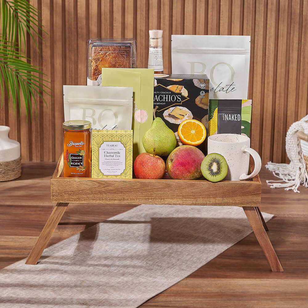 Whiskey Gift Basket with Assorted Snacks – how the gift is presented