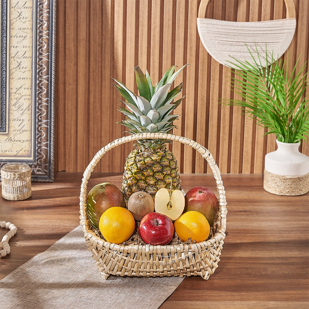 Pale Woven Basket with Tropical Fruits – how the gift is presented