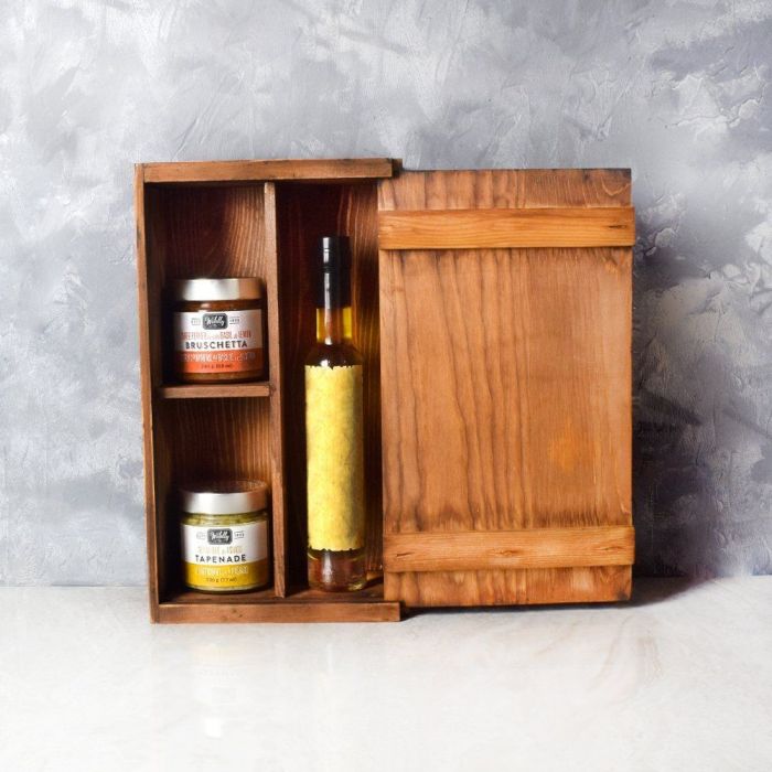 Wooden Box with Tomato Basil Bruschetta – how the gift is presented