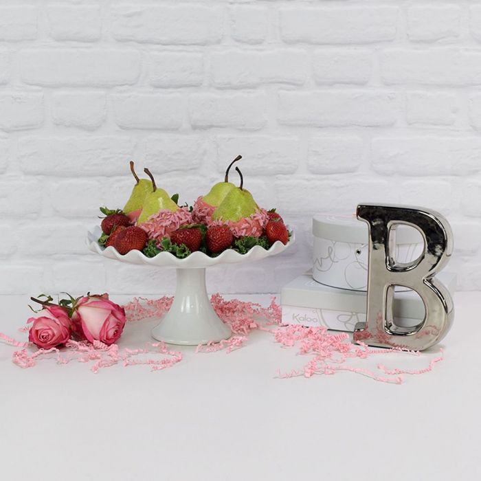 Chocolate and Fruit Newborn Gift – how the gift is presented