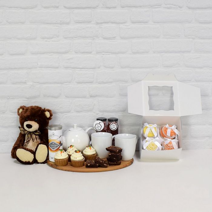 Elegant Baby Gift Set Featuring White Tea, Cupcakes, and Teddy Bear – how the gift is presented