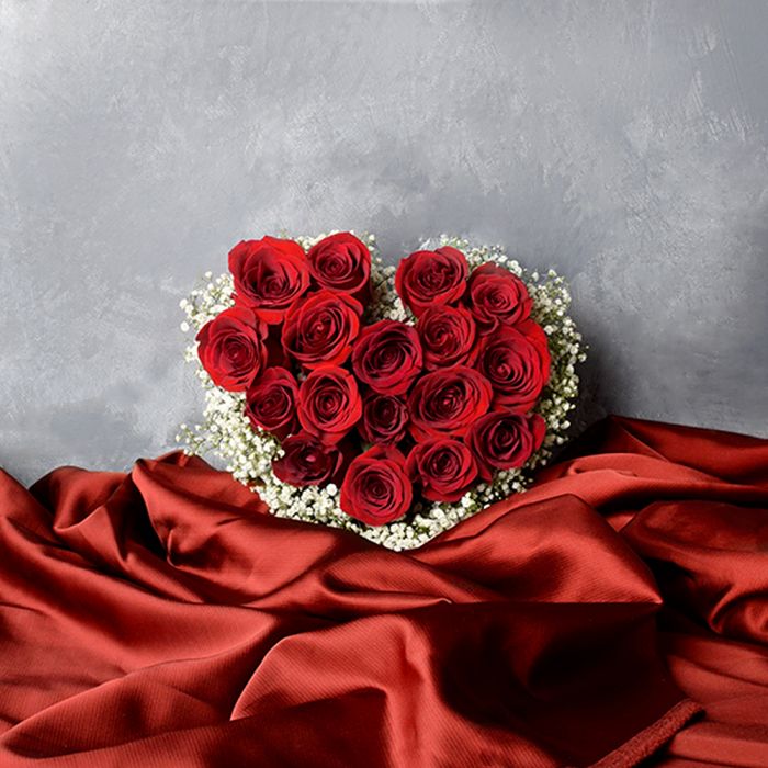 Red Rose Bouquet in Heart Box – how the gift is presented